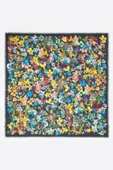 Chal cuadrado con estampado floral multicolor sobre fondo gris oscuro y bordes desflecados.