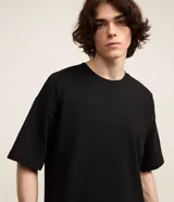 Remera básica de corte overboxy color marrón, con cuello redondo y mangas cortas holgadas.