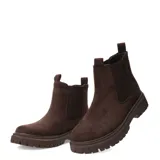 Botas Chelsea de mujer color marrón oscuro, estilo botín, con caña corta y paneles elásticos laterales. Cuentan con suela track gruesa y tiradores en el talón y la abertura frontal para facilitar el calce.