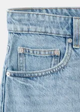 Short de denim tiro bajo en color celeste claro, de corte recto y con terminación deshilachada en las perneras.