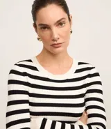 Suéter de punto con cuello redondo y rayas horizontales rojas y blancas.