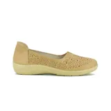 Zapato bajo color beige con capellada calada con diseño floral.