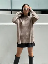 Sweater tejido color marrón con cuello alto y mangas largas. Diseño holgado con textura acanalada.