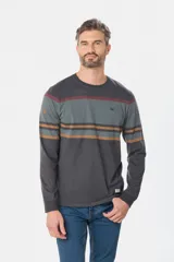 Remera de manga larga con diseño de rayas horizontales en tonos azules, grises y bordó. Presenta cuello redondo y un pequeño logo bordado en el pecho.