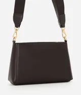 Cartera bandolera de estructura firme en color negro, confeccionada en poliuretano. Cuenta con cierre principal superior, bolsillo frontal con cierre, herrajes metálicos dorados y correa larga ajustable y desmontable.