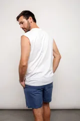 Musculosa negra de corte clásico.