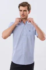 Camisa a cuadros de manga corta en tono celeste, con cuello abotonado y bolsillo frontal en el pecho que incluye un sutil bordado.