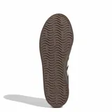 Championes de corte bajo para hombre, color negro, con tres franjas laterales blancas. Poseen capellada de cuero revestido y suela de caucho color café.