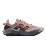 Championes de trail running New Balance DynaSoft Nitrel v6, color beige con detalles en negro y naranja.