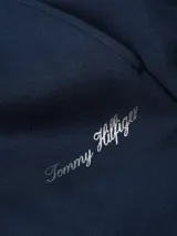 Pantalón tipo jogger de corte regular, color azul marino, con cintura elástica con cordón ajustable, puños elásticos en los tobillos y logo de la marca bordado en la pierna.