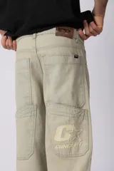 Jean baggy oversize de denim celeste claro, con corte ancho y relajado, estilo urbano.