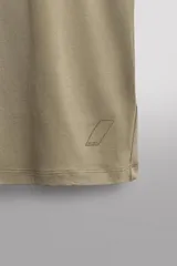 Remera regular fit de Zara Athleticz confeccionada en tejido de algodón, color verde militar, con cuello redondo, manga corta y sutil estampado de logo con relieve en el bajo.