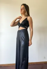 Top plateado de lamé elastizado con breteles finos y escote en V cruzado.