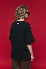 Remera de algodón con corte boxy fit, silueta amplia, hombros caídos y aberturas laterales.