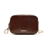 Cartera bandolera rectangular color marrón con correa de cuero y cadena dorada. Tiene cierre superior y detalles de pespuntes en los laterales.