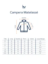 Campera matelassé color bordó, de manga larga, con cierre frontal y cuello alto con presilla. Cuenta con bolsillos frontales con tapa y broche a presión.
