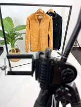 Buzo de hombre color terracota, de chenille por fuera y peluche por dentro, con cuello alto y medio cierre.