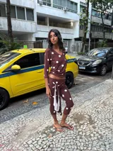 Capri de lanilla con estampado de lunares blancos sobre fondo marrón, cuenta con cintura elástica y un lazo lateral para anudar a la cadera.