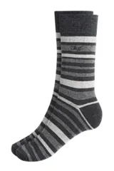 Medias grises con rayas horizontales en tonos de gris y blanco.