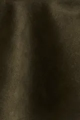 Top strapless color verde militar, con peplum y detalle de reborde de silicona en el escote.