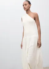 Vestido largo de diseño asimétrico con un solo hombro, confeccionado en tejido combinado de poliamida y viscosa. Presenta un corte ajustado en el torso con detalle fruncido en el hombro y una falda fluida con caída suave.