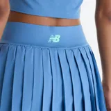 Pollera deportiva plisada color celeste de talle alto, con short interno integrado.
