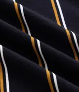 Remera de corte relajado y mangas cortas, confeccionada en mezcla de algodón y poliéster. Presenta un diseño de rayas finas horizontales en color blanco y mostaza sobre base negra, con cuello redondo.