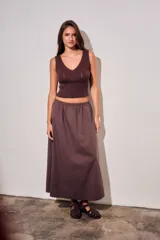 Falda midi de corte recto y diseño minimalista, confeccionada en algodón peinado. Presenta cintura elástica con frunces y un dobladillo ancho en la parte inferior.