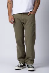 Pantalon de corte regular confeccionado en gabardina resistente, con diseño de cinco bolsillos y cierre frontal con botón y cremallera.