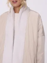 Tapado largo color beige, reversible con interior de piel sintética blanca.