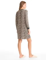 Camisón de manga larga con puños, escote redondo y cierre frontal con botones. Presenta un diseño estampado de animal print en tonos tierra y negro.