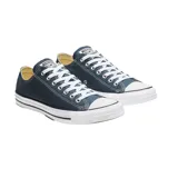 Zapatillas Converse Chuck Taylor All Star de lona color azul marino, caña baja, cordones blancos, ojalillos metálicos y suela de caucho blanca con línea negra.