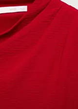 Vestido corto color rojo óxido, de un solo hombro, con falda asimétrica con volados y drapeado en la cintura.