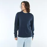 Sweater de punto con textura nido de abeja, color azul marino, cuello redondo y mangas largas con puños elásticos.