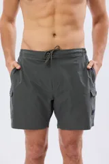 Short de baño cargo color negro, de diseño liso con bolsillos laterales y bolsillos utilitarios con solapa y botón en las piernas. Cuenta con cintura elástica ajustable mediante cordón.