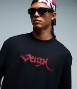 Remera de algodón con corte relajado, cuello redondo y mangas cortas. Presenta una estampa frontal con lettering en color rojo y un diseño gráfico en la espalda.