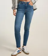 Jean skinny de tiro alto color azul, con diseño ajustado y efecto lavado.