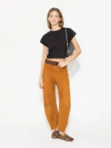 Remera negra de algodón pima, con mangas cortas y escote redondo. Largo por debajo de la cintura.