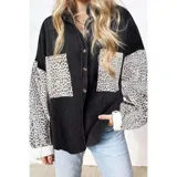 Sobre camisa de pana blanca con detalles en animal print en los bolsillos frontales y en las mangas. Presenta cuello inglés, cierre frontal con botones y corte holgado.