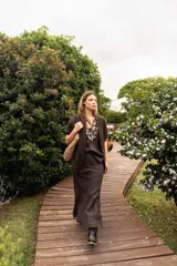 Pollera midi evasé confeccionada en lino natural, con elástico en la cintura.