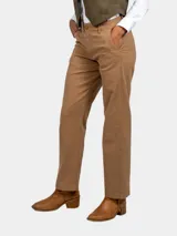 Pantalón de gabardina marrón claro, de corte recto, con bolsillos laterales y trabillas para cinturón.