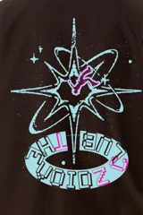 Campera impermeable marrón con estampa en la espalda de un ser orbitando un anillo con tipografía glitch. Corte relajado estilo coach, cuello camisero, broches a presión al frente, bolsillos laterales y puños elastizados.