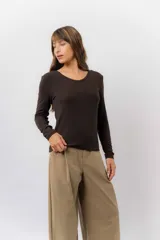 Remera de manga larga color beige, con escote redondo levemente abierto y calce regular. Confeccionada en tejido suave, liviano y con leve elasticidad.