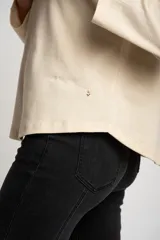 Sweater color crema de algodón peinado con cuello redondo y mangas largas.