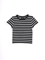 Remera de punto a rayas horizontales blancas y negras, con cuello redondo y mangas cortas.