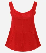 Blusa femenina color rojo, confeccionada en algodón y poliéster con efecto punto. Diseño sin mangas, con breteles anchos, escote en V, modelo ajustado en el busto con recorte horizontal y acabado peplum en el ruedo.