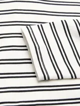 Chomba de manga larga de Jack & Jones, color blanco con finas rayas horizontales negras, cuello camisero y cierre frontal de botones.