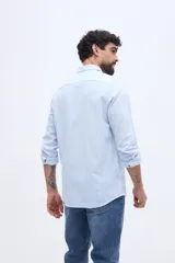 Camisa de manga larga con diseño de rayas verticales, confeccionada en mezcla de lino y algodón, con cuello camisero y cierre frontal de botones.