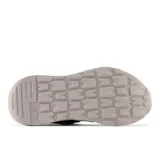 Championes urbanos New Balance modelo W5740STA, color gris oscuro con detalles en blanco, confeccionados en gamuza y malla, con logo "N" característico en los laterales y entresuela con amortiguación.