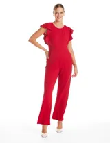 Enterito de crepe liviano color rojo, con cuello a la base, mangas cortas con volados y silueta de pierna ancha tipo palazzo. Cuenta con bolsillos laterales invisibles y cierre posterior.